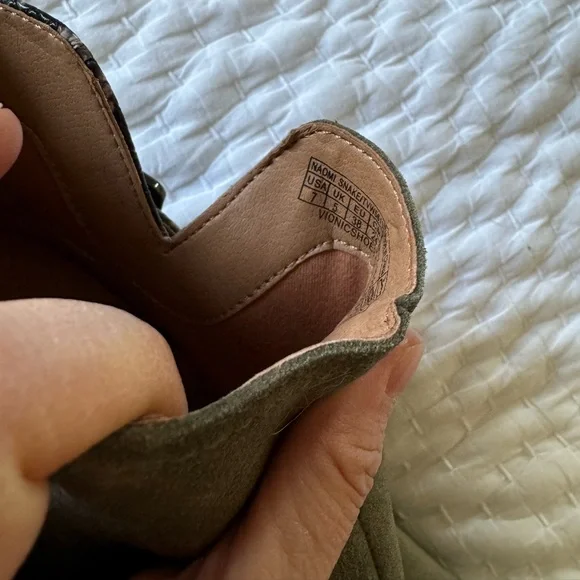 Vionic olive green Naomi snake suede ankle boots sz 7 - Picture 8 of 8